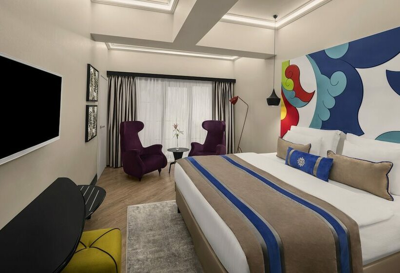 اتاق خانوادگی, Sura Hagia Sophia