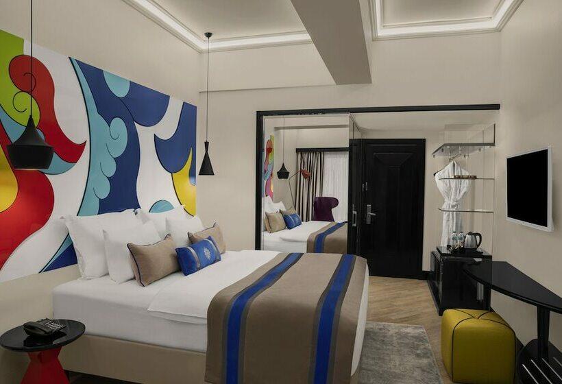 اتاق خانوادگی, Sura Hagia Sophia