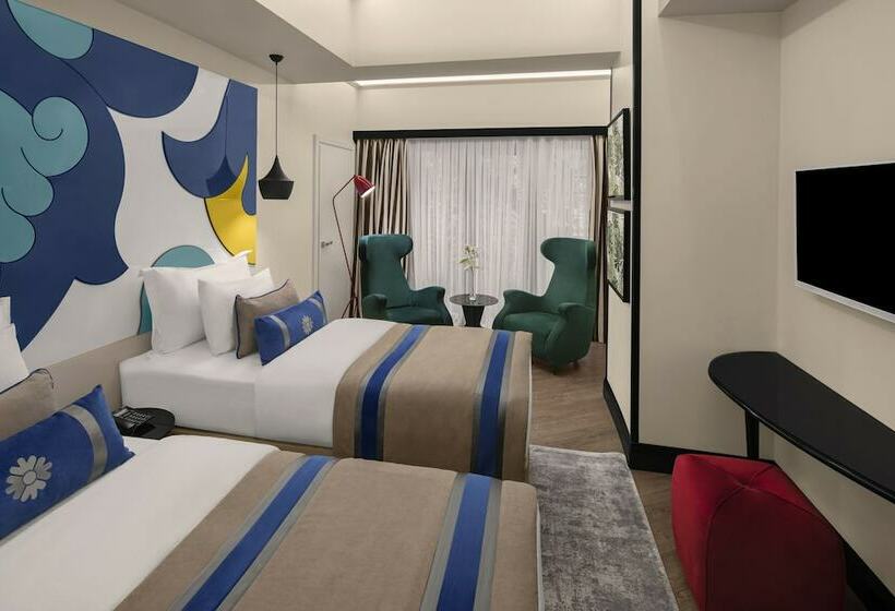 اتاق خانوادگی, Sura Hagia Sophia