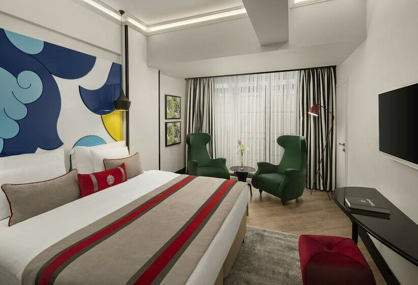 اتاق خانوادگی, Sura Hagia Sophia