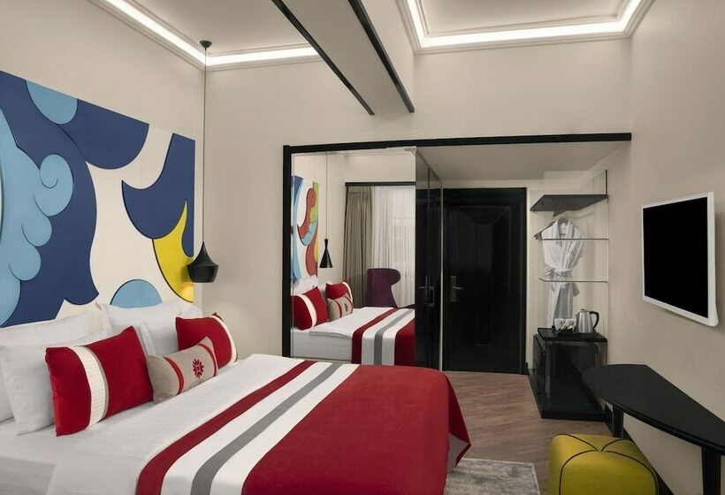 اتاق سوپریور, Sura Hagia Sophia