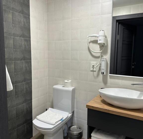 سوئیت با بالکن, готель ресторан два леви