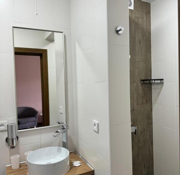 آپارتمان 2 خوابه, готель ресторан два леви