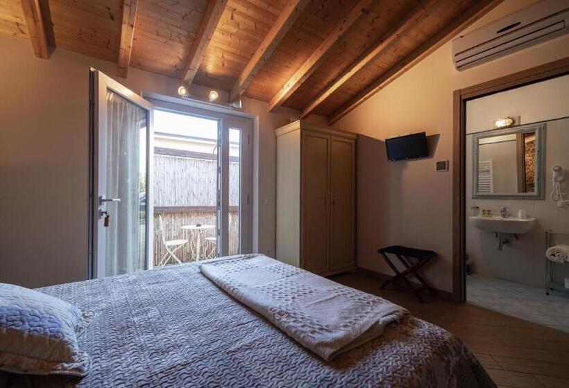 スタンダードルーム, La Corte Dei Tre