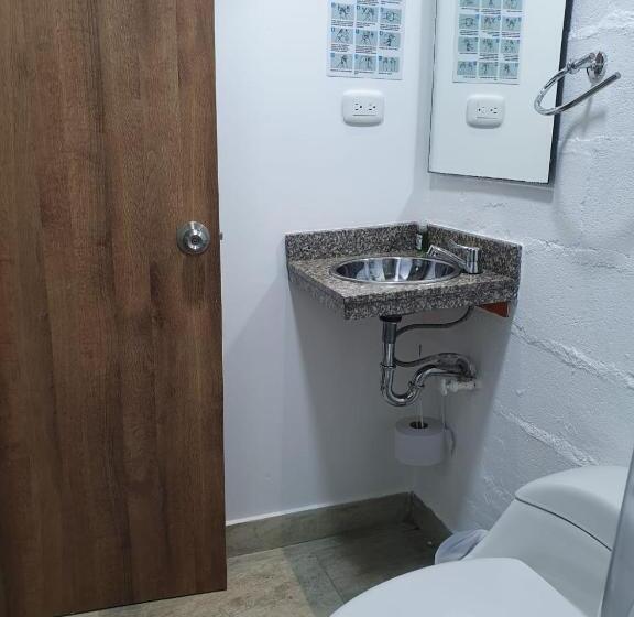 اتاق لوکس, Carriqui Underground