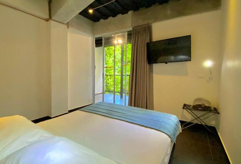 اتاق سوپریور, Carriqui Underground