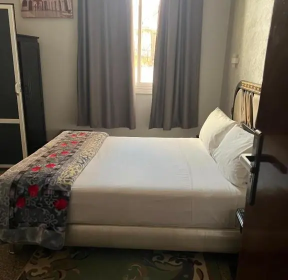 اتاق اکونومی, Amor
