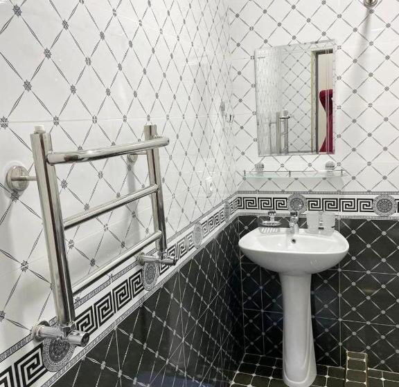 标准三人间, Chinara Guest House Airport