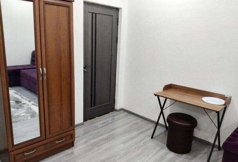 标准三人间, Chinara Guest House Airport