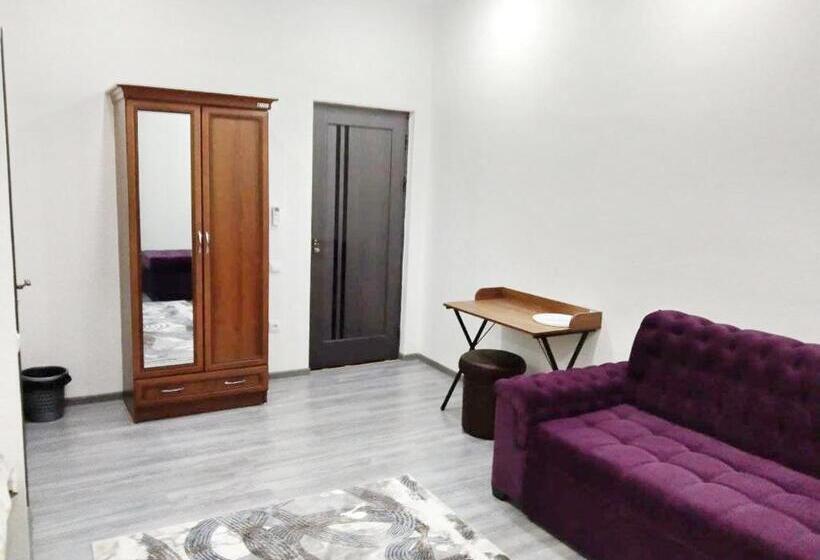 标准三人间, Chinara Guest House Airport