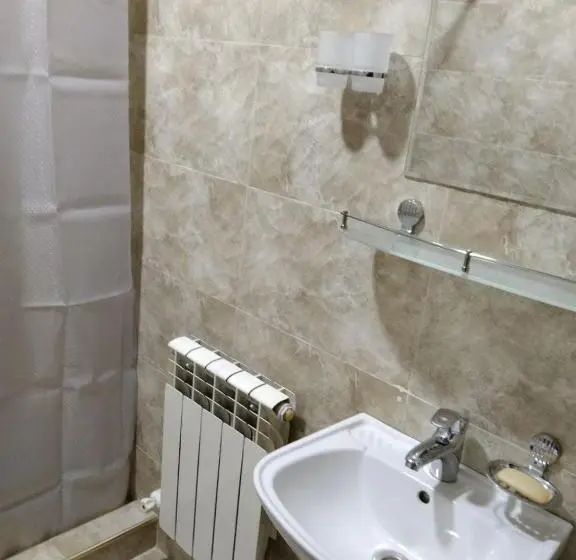 سوییت خانوادگی, Chinara Guest House Airport