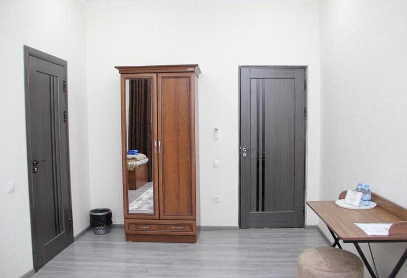 标准三人间, Chinara Guest House Airport