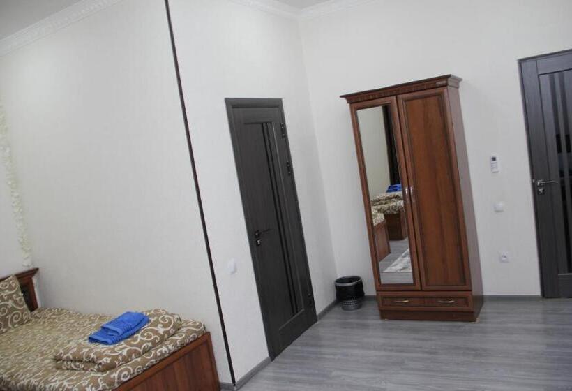 标准三人间, Chinara Guest House Airport