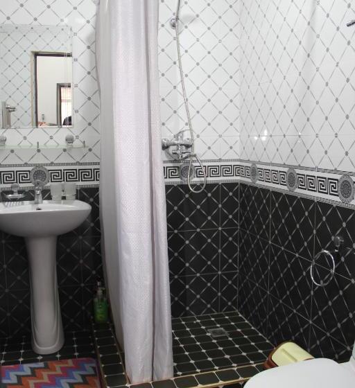 带大床的套房, Chinara Guest House Airport