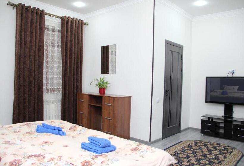 带大床的套房, Chinara Guest House Airport