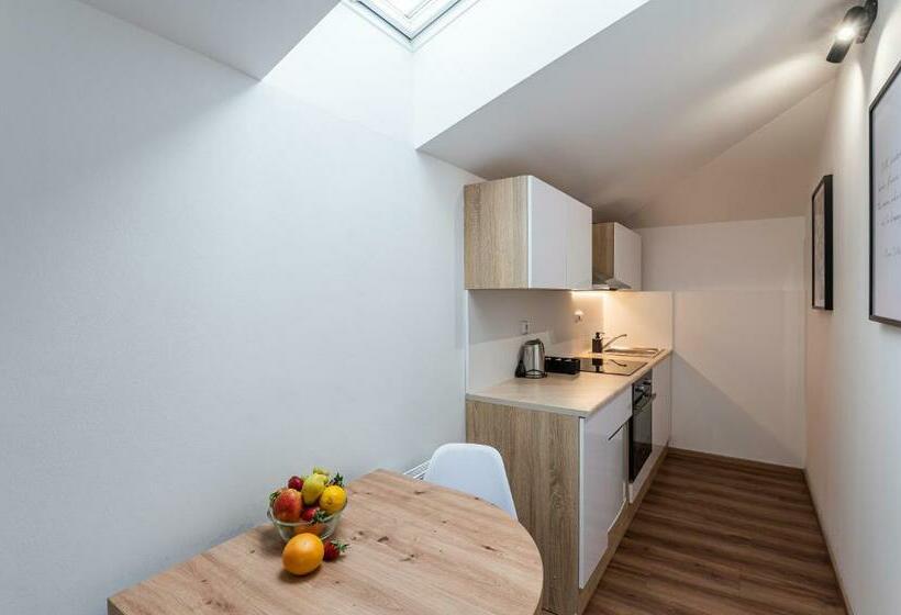 סטודיו סטנדרט, מיטה זוגית, Restovna