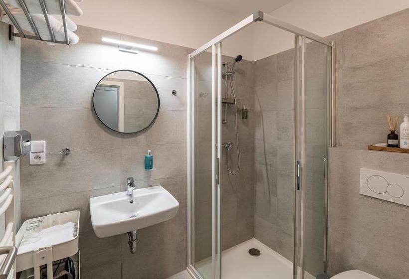 חדר סטנדרט, Restovna