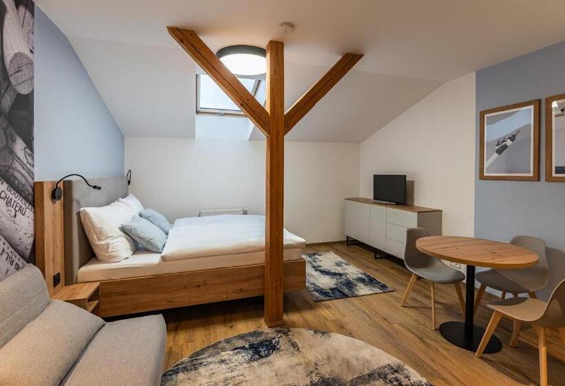 סטודיו סטנדרט, מיטה זוגית, Restovna