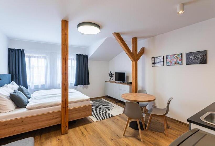 סטודיו סטנדרט, מיטה זוגית, Restovna