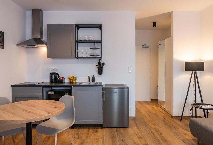 סטודיו סטנדרט, מיטה זוגית, Restovna