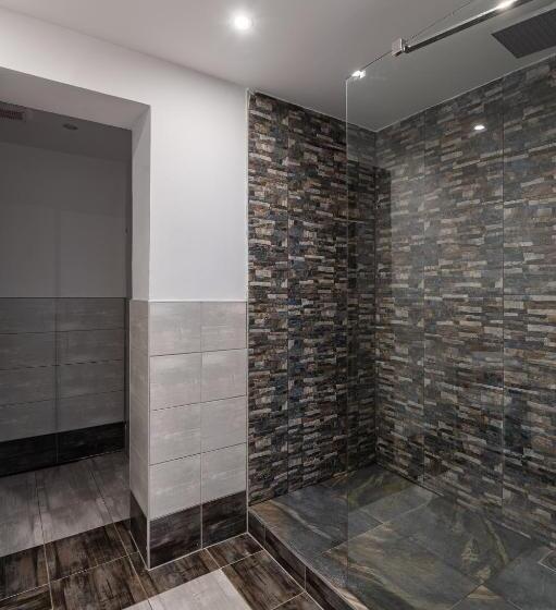 דירת חדר בקומת קרקע, Restovna