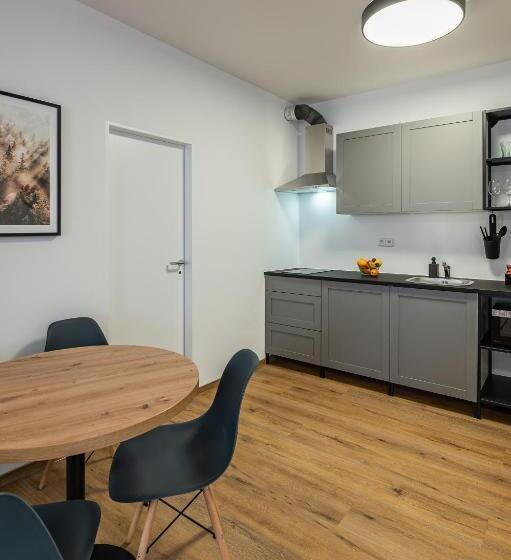 דירת חדר בקומת קרקע, Restovna