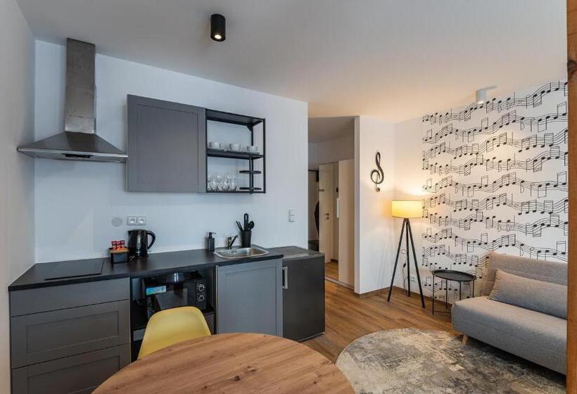 סטודיו סטנדרט, מיטה זוגית, Restovna