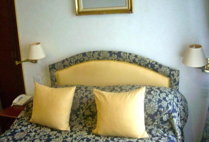 اتاق اجرایی یک تخته, La Place