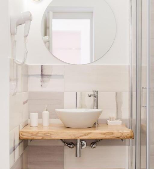 اتاق سه نفره دلوکس با چشمانداز دریا, Villa Caterina B&b