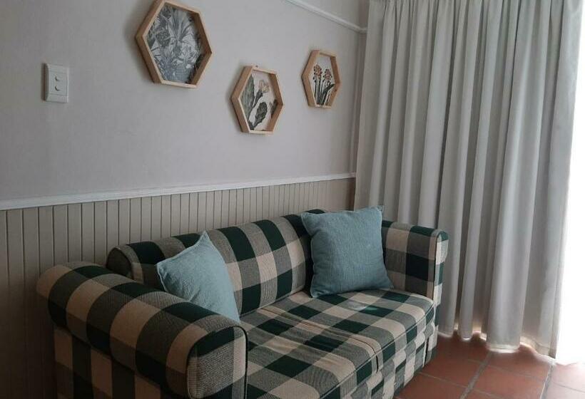 חדר סטנדרט לשלושה, De Graaff Manor