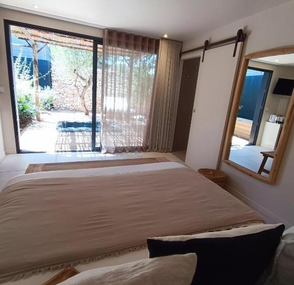 Люкс с гидромассажем, Hôtel Les Suites Du Maquis