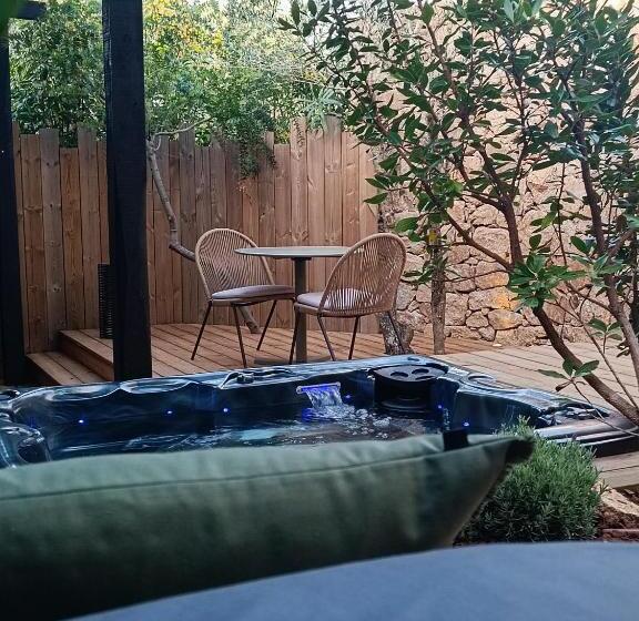 Люкс с гидромассажем, Hôtel Les Suites Du Maquis