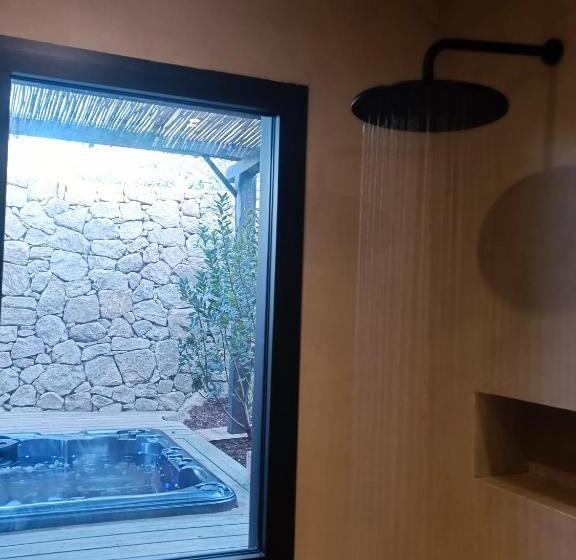 Люкс с гидромассажем, Hôtel Les Suites Du Maquis