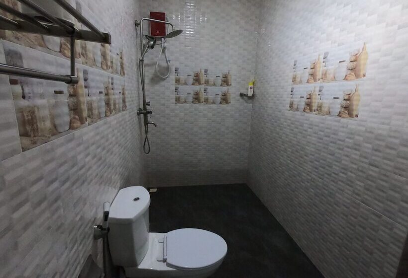 اتاق خانوادگی, Dhangethi Inn