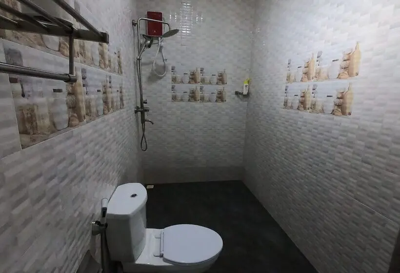 اتاق خانوادگی, Dhangethi Inn