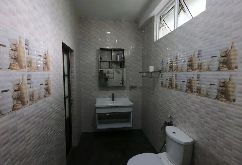 اتاق خانوادگی, Dhangethi Inn