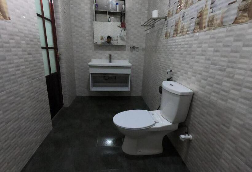 اتاق خانوادگی, Dhangethi Inn