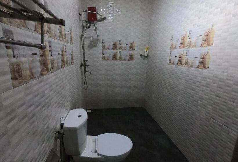 اتاق خانوادگی, Dhangethi Inn