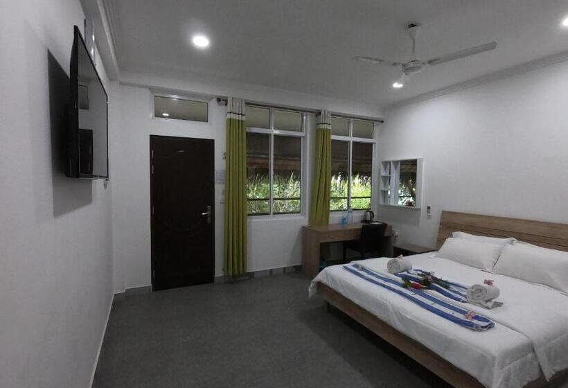 اتاق خانوادگی, Dhangethi Inn