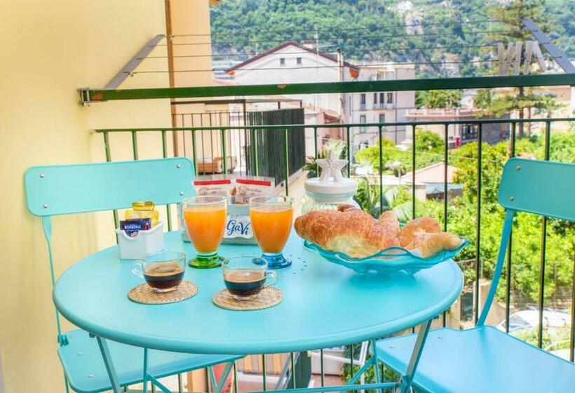 컴포트 트리플 룸, Gavi Sorrento