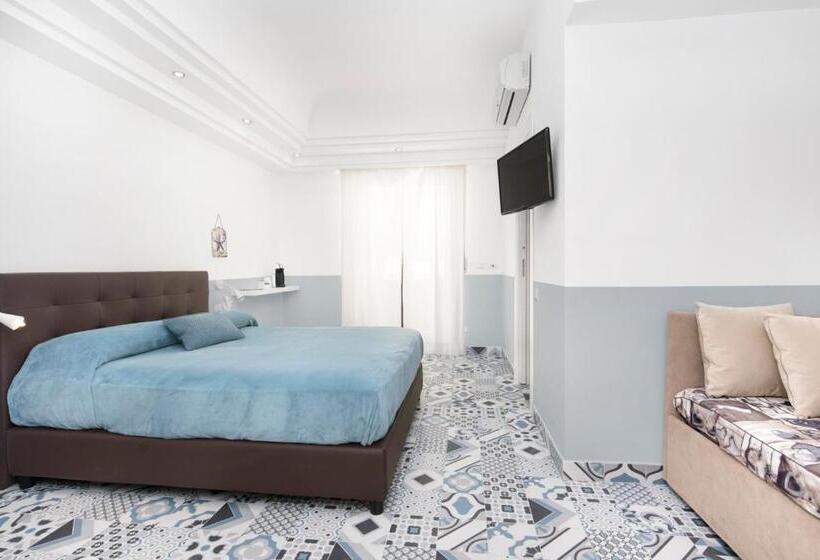 컴포트 트리플 룸, Gavi Sorrento