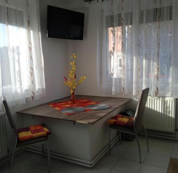 침실 3개 아파트, Füge Vendégház