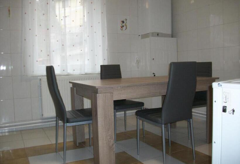 패밀리 룸, Füge Vendégház