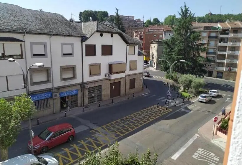 庭の見えるスタンダードトリプルルーム, Hostal Sierra De Gredos