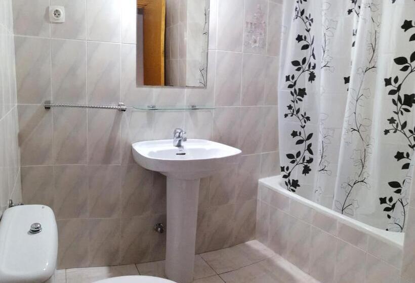 Трехместный Номер Стандарт Вид на Сад, Hostal Sierra De Gredos
