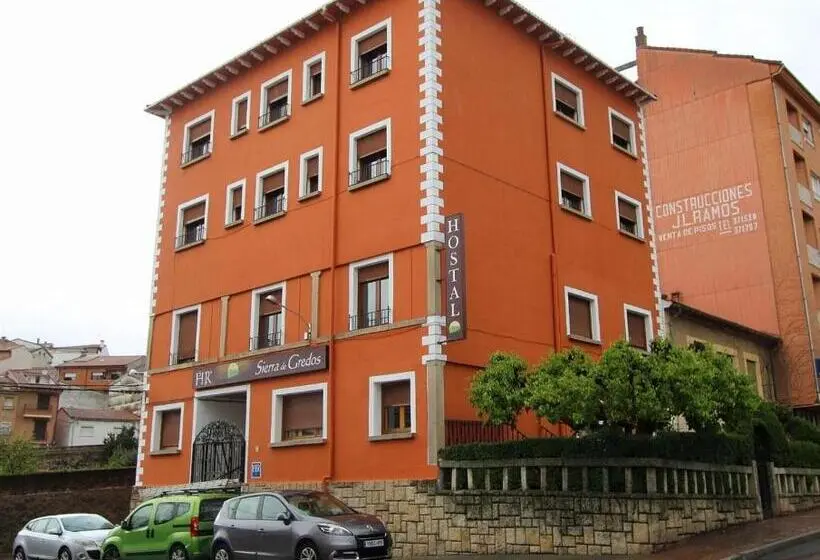 庭の見えるスタンダードトリプルルーム, Hostal Sierra De Gredos