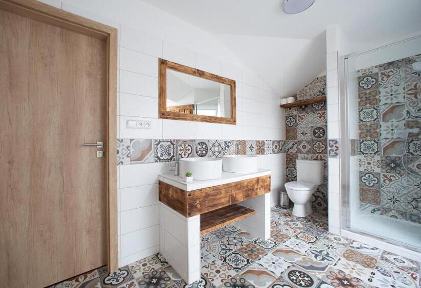 חדר סטנדרט לשלושה עם חדר אמבטיה משוף, Penzion šarlota & Vinařství Vítek Josef