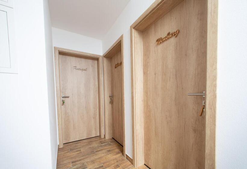 חדר סטנדרט לשלושה עם חדר אמבטיה משוף, Penzion šarlota & Vinařství Vítek Josef