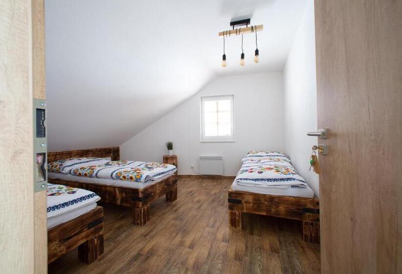 חדר סטנדרט לשלושה עם חדר אמבטיה משוף, Penzion šarlota & Vinařství Vítek Josef