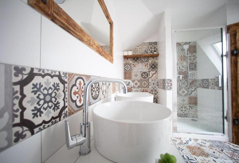 חדר סטנדרטי לארבעה עם חדר אמבטיה משותף, Penzion šarlota & Vinařství Vítek Josef